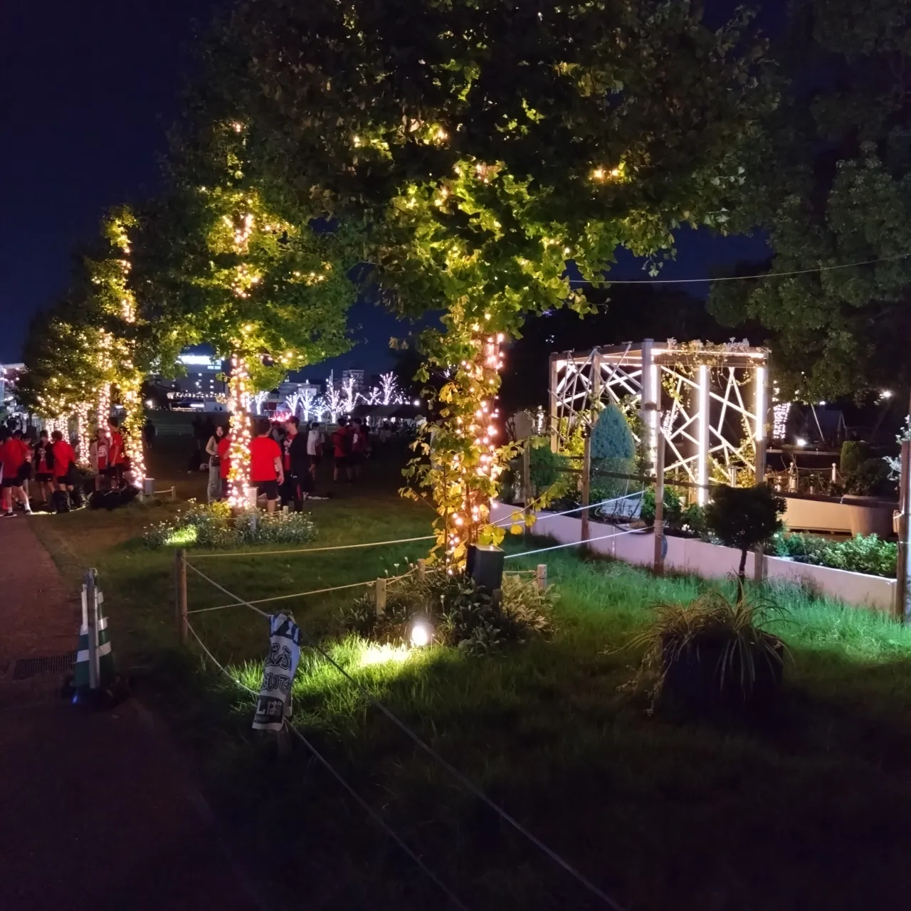 9月30日午後9時過ぎの「てんしば」(天王寺公園)は、気温2...